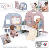 Smoby - Péče o miminko Dětská školka pro panenky - Herní centrum pro panenky Jeslička + Mateřská školka Každodenní život - Skládací hrací plocha s otáčením o 360° - 6 doplňků - Vyrobeno z 90 % z recyklovaného materiálu ve Francii, od 3 let