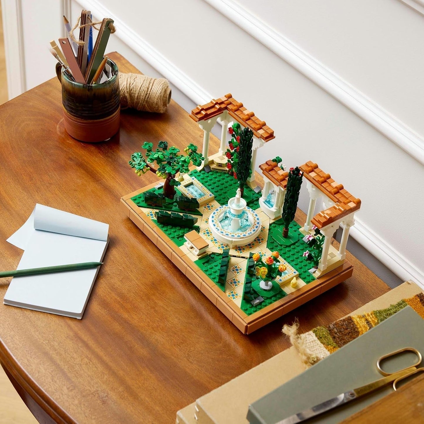LEGO Icons Fountain Garden - Miniaturní stavebnice pro dospělé s listy, cypřiši, stromy, vinnou révou, květinami - Kreativní nápad na narozeninový dárek, dárek pro kolaudaci pro ženy, muže - 10359 Stavebnice Beuche den LEGO-Store