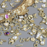 50 zlatých přívěsků na nehty Stück, mix stylů Glitzersteine ​​Nägel Perle Legierung Nagel Steine ​​​​Blume Schmetterling Strasssteine ​​​​Nägel Herz Stern Nagel Charms DIY Nail Art Zubehör Frauen Nägel Deko
