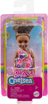 Barbie Chelsea Club – HGT07 – 15cm kloubová panenka smíšené rasy dívka s růžovým květem