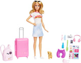 Panenka Barbie, Cestovní Barbie s blond vlasy, 10+ Cestovní doplňky, Nálepky, Kufr, Štěně, Obsahuje 1 panenku, Dárek pro děti, Hračka od 3 let, HJY18