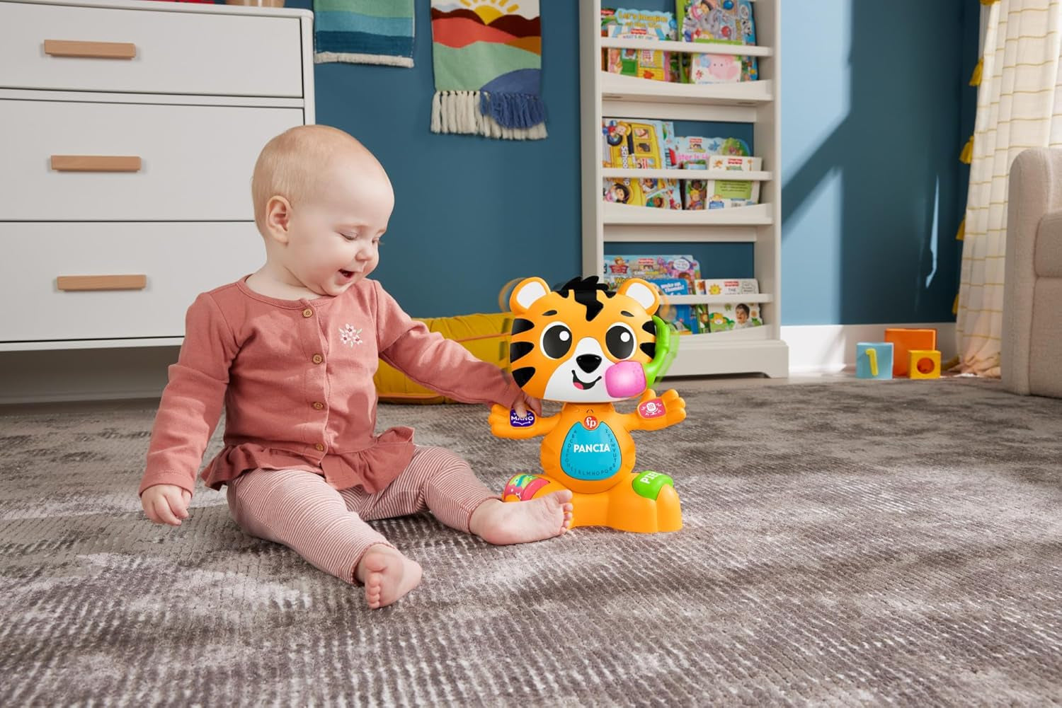 Fisher-Price vzdělávací hračka pro miminka a batolata, Beat Bande Učící se a tančící Tiger Justin se zvuky a světly pro miminka od 9 měsíců, italská verze, HYL04 Hračky pro miminka Naty Shop