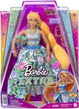 Barbie Extra Fancy, kurvige Langen erdbeerblonden Haaren, zweiteiliges Outfit, Blaue Katze, rosa Handtasche, Ananas-Sonnenbrille, inkl Puppe, als Geschenk geeignet, HHN14