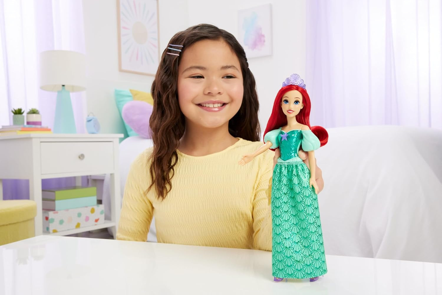 Panenka Mattel Disney Princess Ariel, dlouhé stylingové vlasy, polohovatelné, odnímatelné boty a čelenka, dárky Disney, hračka pro děti od 3 let, HLW10