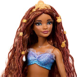 Mattel Disney Ariel Malá mořská víla – luxusní panenka mořská víla s korálky do vlasů a stojanem na panenky pro nápadité hraní a vystavování, pro děti od 3 let, HNF42