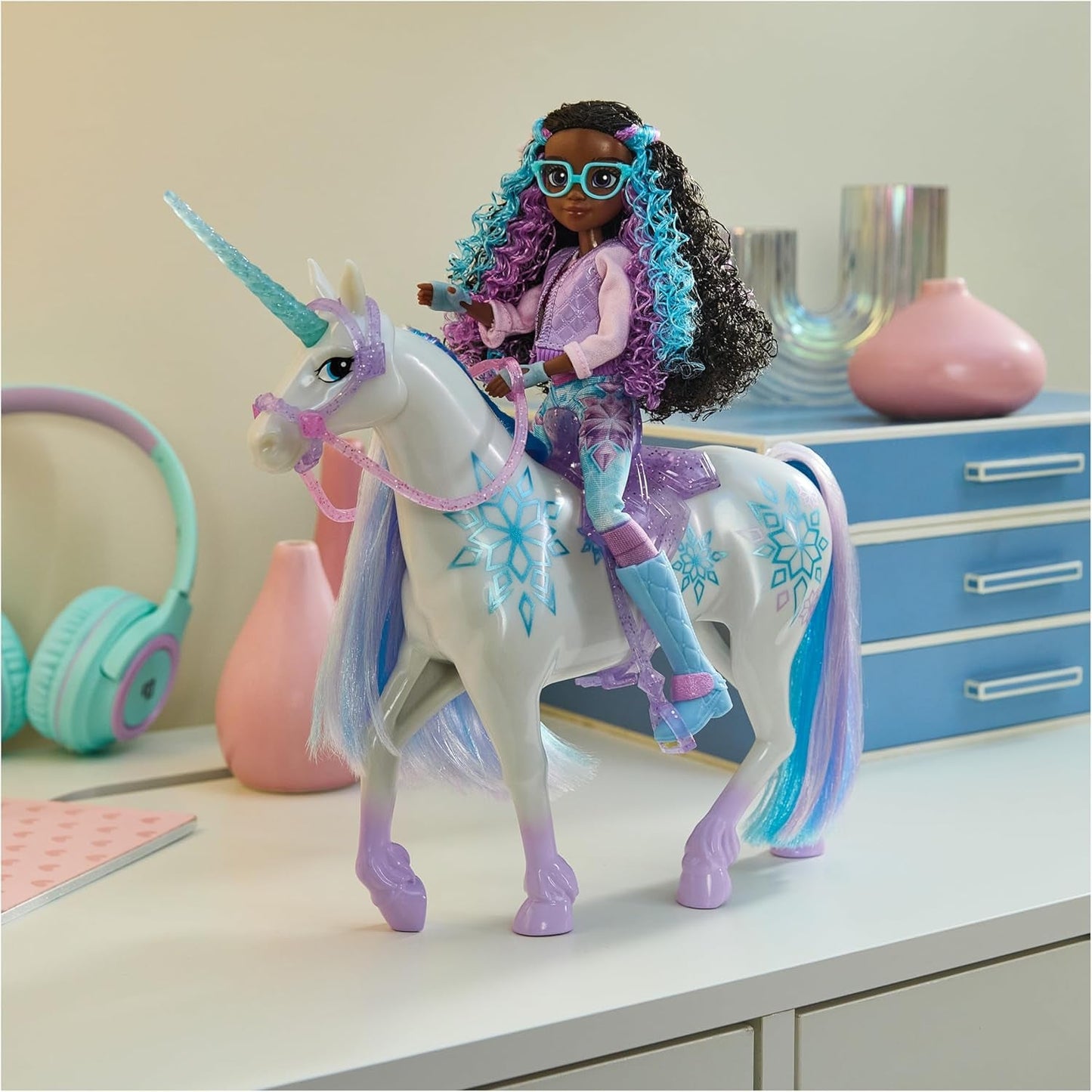 Unicorn Academy Unicorn Glacier – 28 cm vysoký, Laylin originální Netflix Unicorn se skutečnou hřívou a ocasem, odnímatelnou uzdou, sedlem a kartáčem, pro děti od 4 let