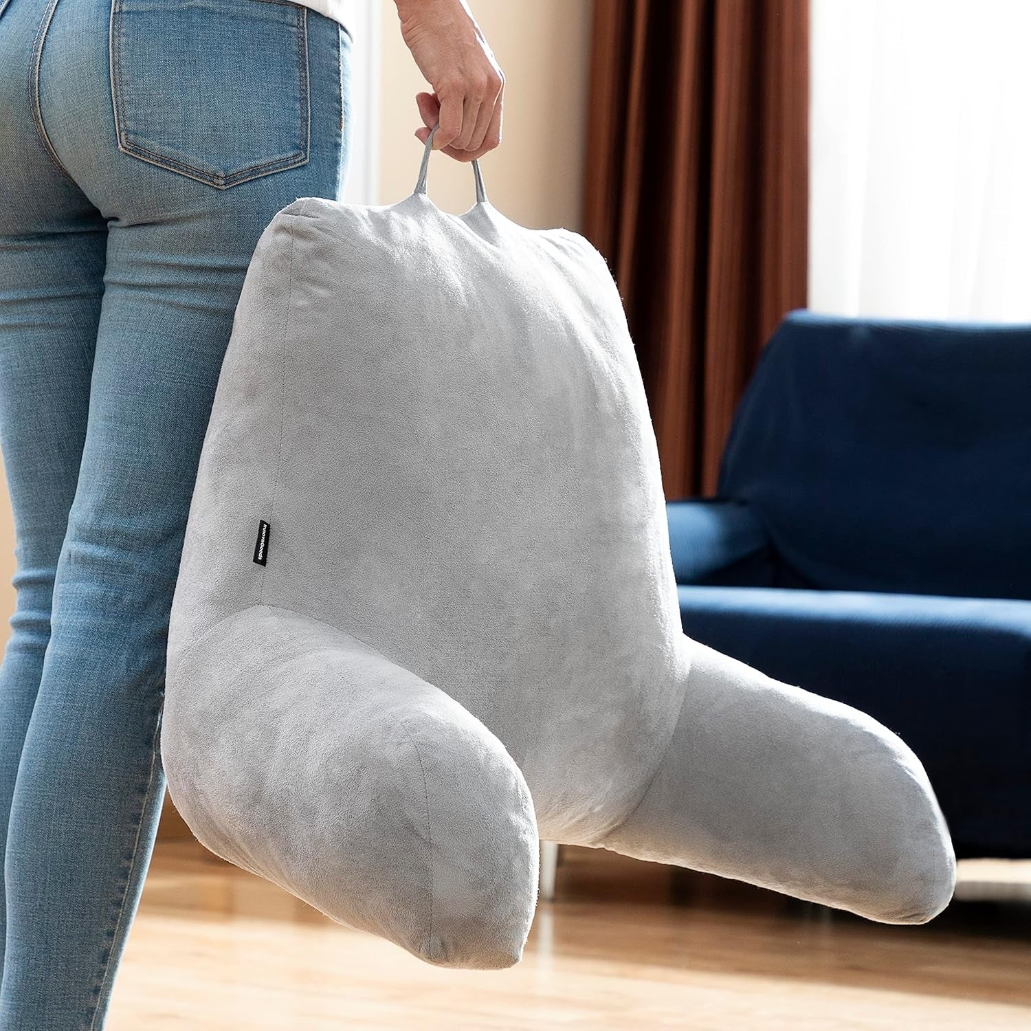 InnovaGoods Huglow polštář na čtení s područkou na pohovku, postel a koberec, polštář na čtení s bederní opěrkou a rukojetí, ergonomický, zabraňuje nepohodlí a bolesti, šedý