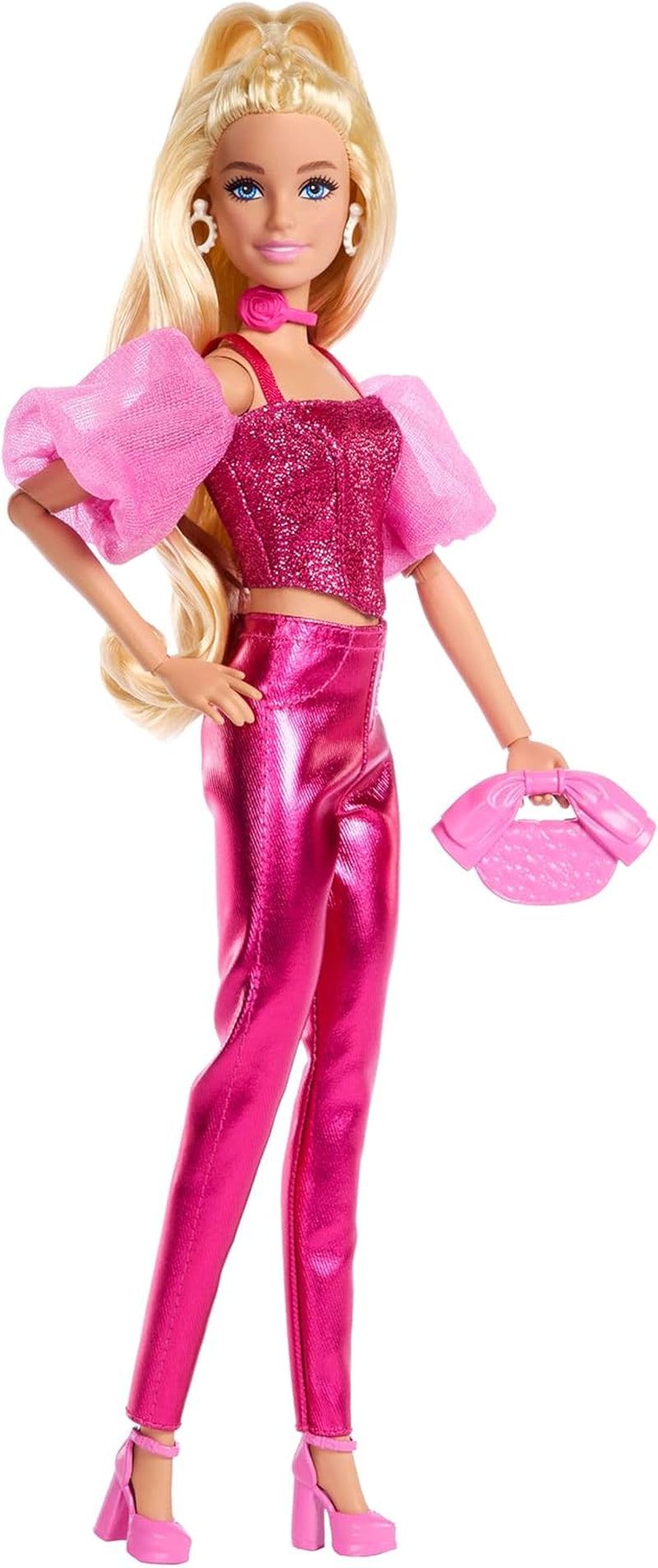 Panenka Barbie Deluxe Style #5 v metalicky růžovém blond oblečku s třpytivým živůtkovým topem a třpytivými kalhotami, s doplňky včetně růžového náhrdelníku a kabelky, JFP40