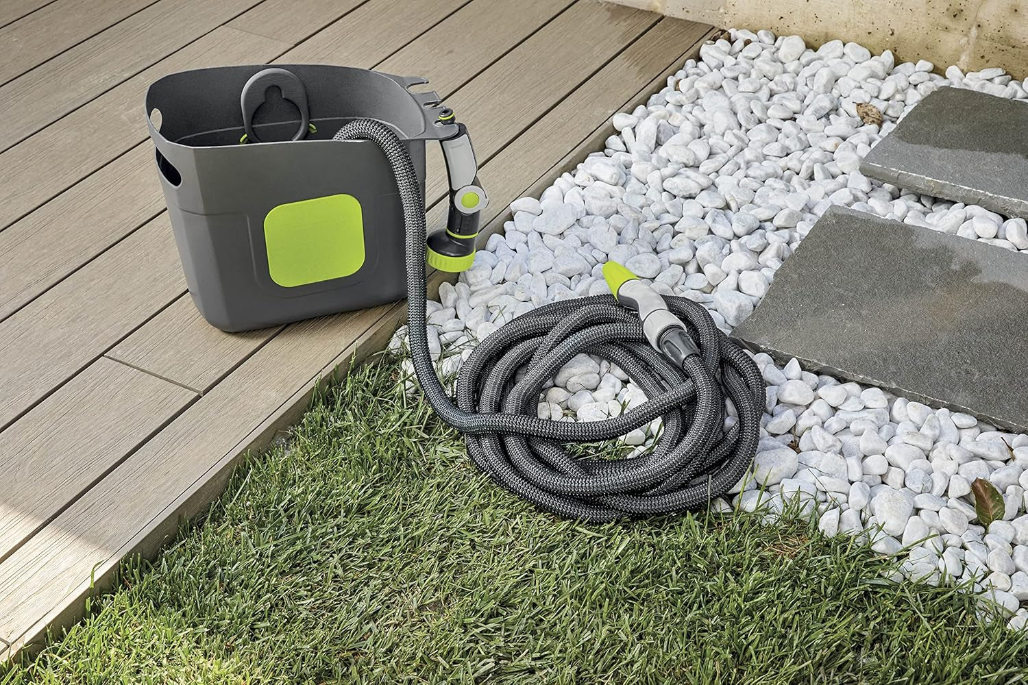 GF SRL, Aquapop Grey Pro 15, samonatahovací opletená hadice Made in Italy, s pevnou plastovou nádobou, ergonomický mini zahradní postřikovač, přípojky pro zavlažování zahrady, tmavě šedá