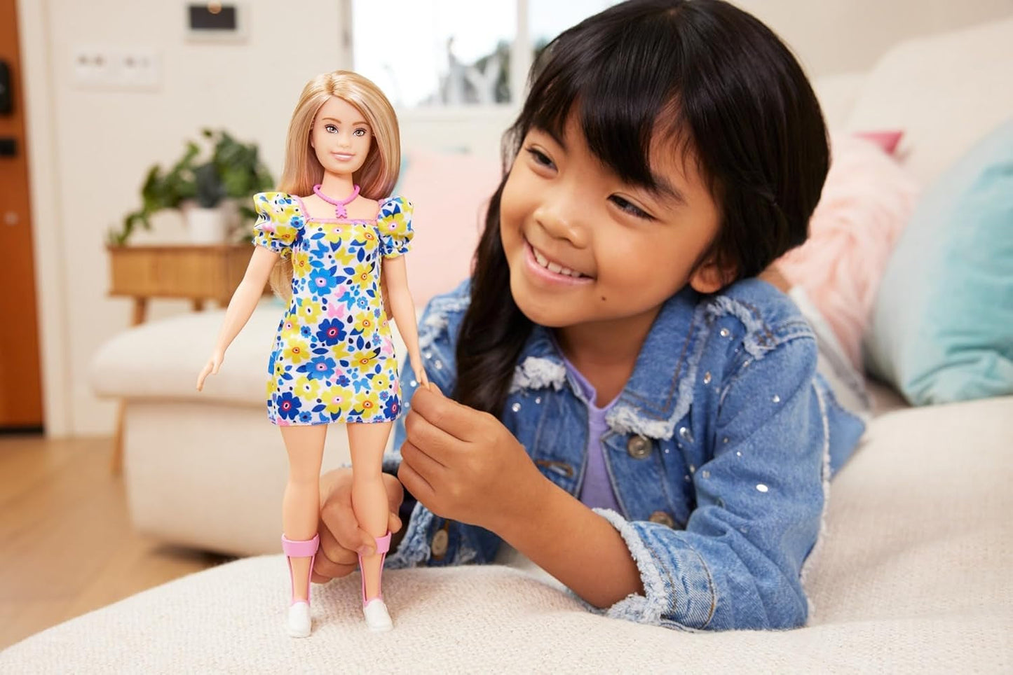 Panenka Barbie Fashionistas, vyvinutá s National Down Syndrome Society, s blond vlasy a moderním oblečením v květinových šatech a bílých teniskách, pro děti od 3 let, HJT05