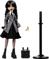 Monster High Wednesday Puppe and Accessoires, Wednesday Addams Sammelfigur in Nevermore Academy Uniform s Eiskaltem Händchen und Rucksack, Puppenständer, HXJ04