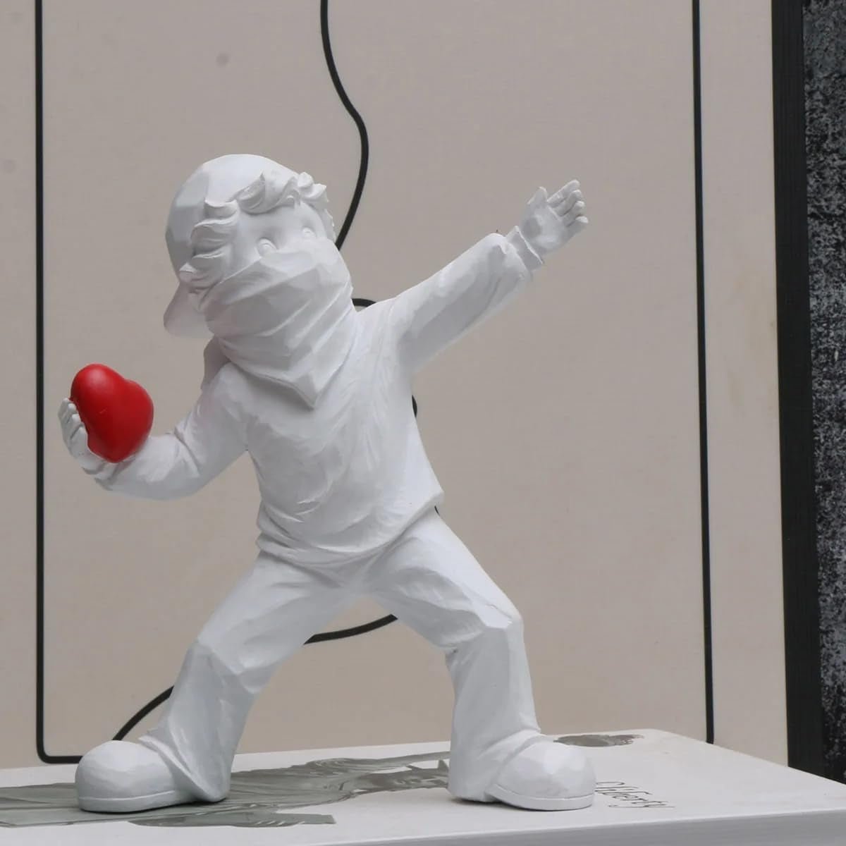 Roztomilá balónová dívka Pryskyřičná plastika Home Decor Socha Banksy Červené srdce Dívka balónová postava Moderní umění Socha pro stolní police Dekor Sochy a plastiky Naty Shop White Boy