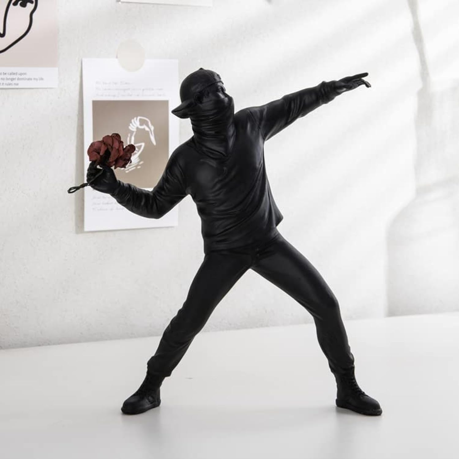 Roztomilá balónová dívka Pryskyřičná plastika Domácí dekor Socha Banksy Červené srdce Dívka balónková postava Moderní umělecká plastika pro stolní police Dekor Naty Shop Sošky a plastiky Renghua_Black