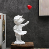 Roztomilý balón dívka Pryskyřičná plastika Domácí dekor Socha Banksy Červené srdce Dívka balónová postava Moderní umění Socha pro stolní police Dekor Sochy a plastiky Naty Shop Bílý balón