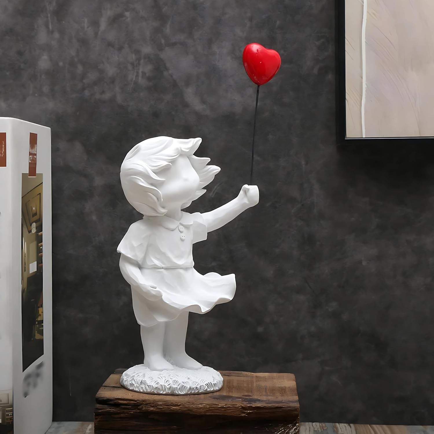 Roztomilý balón dívka Pryskyřičná plastika Domácí dekor Socha Banksy Červené srdce Dívka balónová postava Moderní umění Socha pro stolní police Dekor Sochy a plastiky Naty Shop Bílý balón