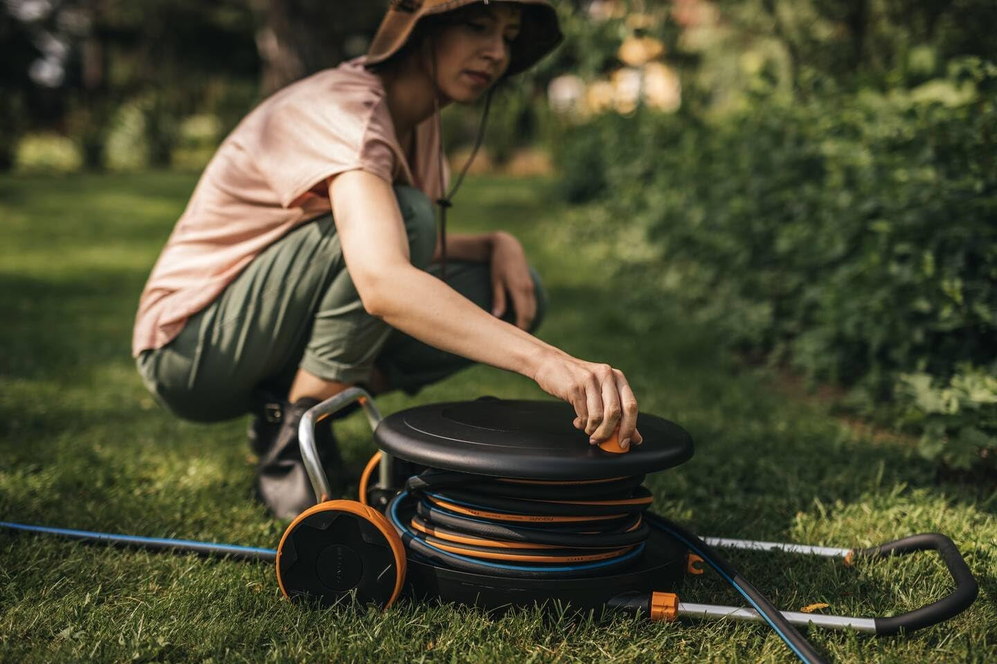 Vodní kolo Fiskars Comfort L s kolečky, zavlažovací sada all inclusive, celkový dosah 31,5 m, automatické navíjení, univerzální zahradní hadice (Ø 13 mm), univerzální připojení na kohoutek, 1071670