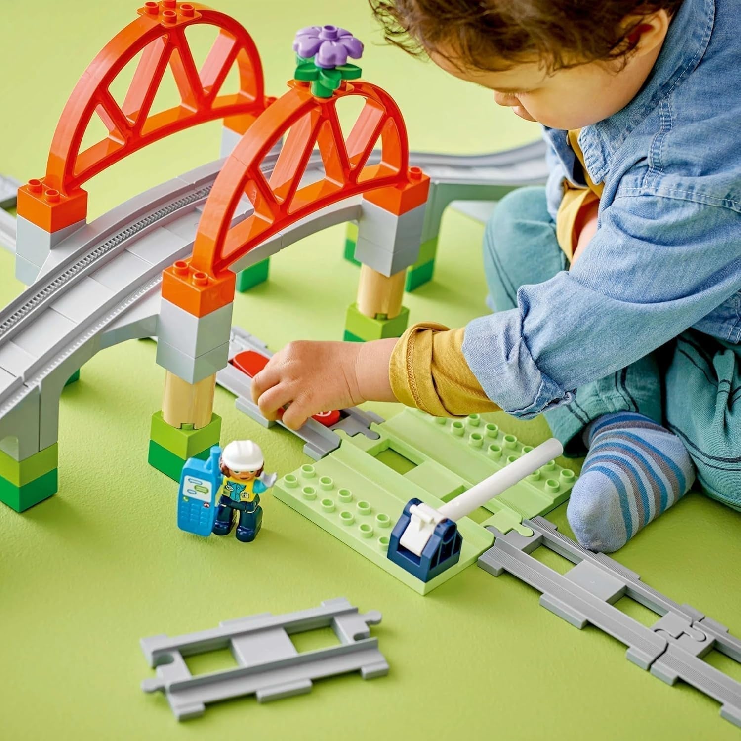 LEGO DUPLO Městský železniční most a koleje – rozšiřující sada, dárek pro děti od 2 let, stavebnice a rekonstrukční sada, předškolní vývojová sada, vzdělávací hračka 10426 stavebnic Besuche den LEGO-Store