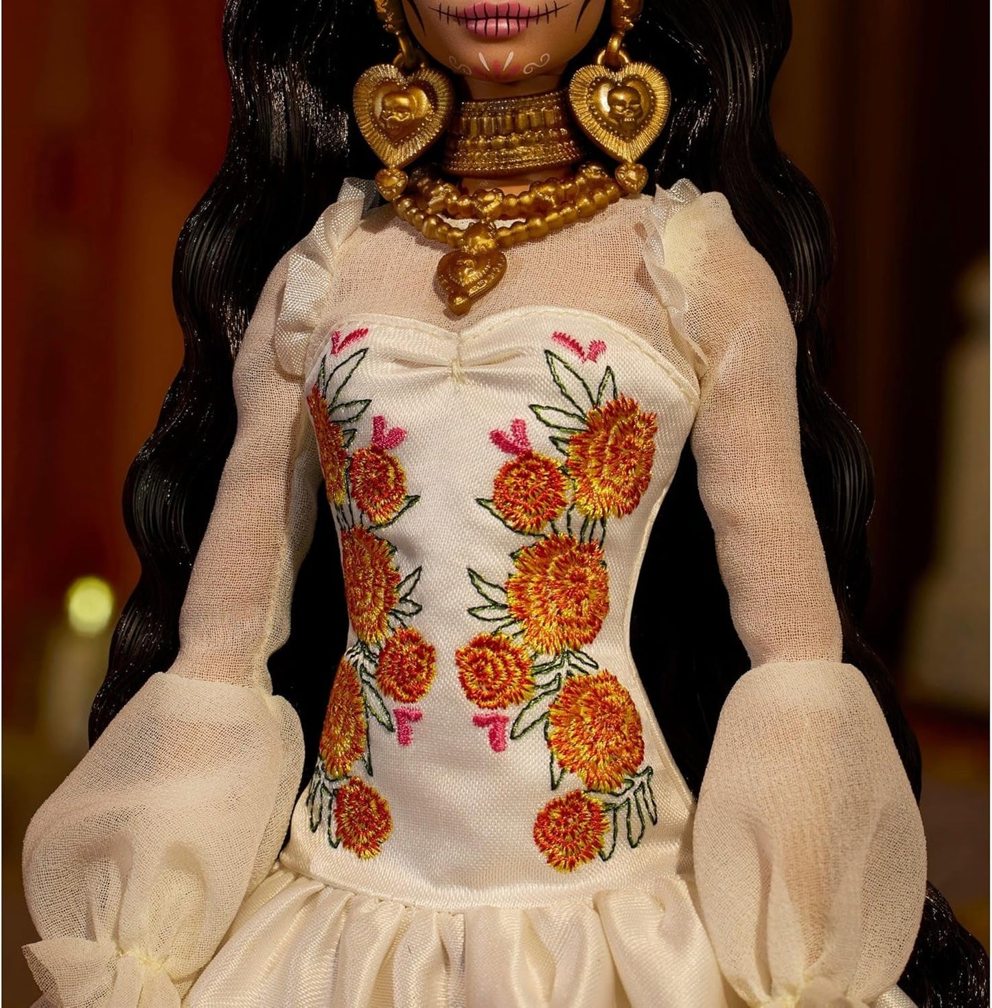 Sběratelská figurka pro panenky Barbie Signature Day of the Dead 2025 v krémových šatech s volánky, měsíčky a mašlemi, květinovou korunkou ve vlasech a barvou na obličej Calavera, JBJ05