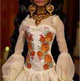 Sběratelská figurka pro panenky Barbie Signature Day of the Dead 2025 v krémových šatech s volánky, měsíčky a mašlemi, květinovou korunkou ve vlasech a barvou na obličej Calavera, JBJ05