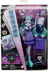 Sada doplňků pro panenku Monster High Fearbook Twyla a filmový klub, školní bunda, absolventské album, stolní hra a sušenky, HXW31