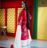 BARBIE Lunar New Year Barbie Puppe - Traditionelles Dreid in glücksbringendem Rot mit Pfingstrosen muster, azurově modrá Schuhe s růžovým třpytem, ​​inspiriert von der Peking-Oper, HRM57