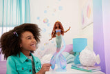 Mattel Disney Ariel Malá mořská víla – luxusní panenka mořská víla s korálky do vlasů a stojanem na panenky pro nápadité hraní a vystavování, pro děti od 3 let, HNF42