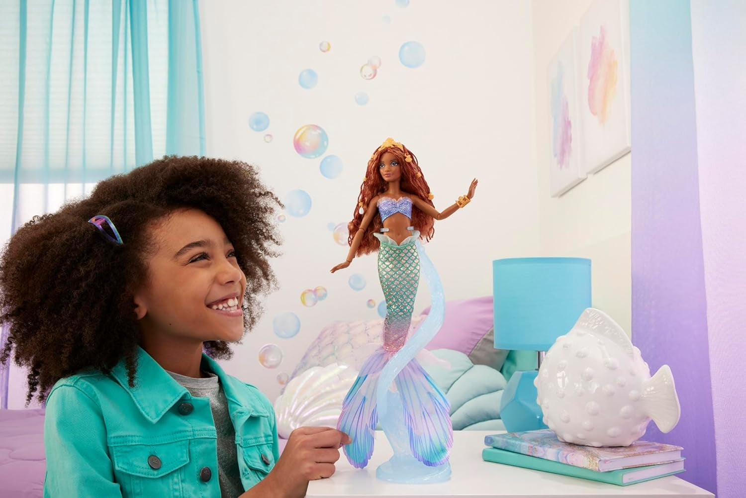 Mattel Disney Ariel Malá mořská víla – luxusní panenka mořská víla s korálky do vlasů a stojanem na panenky pro nápadité hraní a vystavování, pro děti od 3 let, HNF42