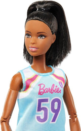 Barbie Made to Move Panenka a doplňky, bruneta basketbalistka s odnímatelnými sportovními šaty a míčem, 22 kloubů, HKT74