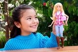 Panenka Barbie Malibu a doplňky z Barbie Mysteries: The Secret Horse Adventure, včetně módní panenky, odnímatelného jezdeckého oblečení a helmy, HXJ38