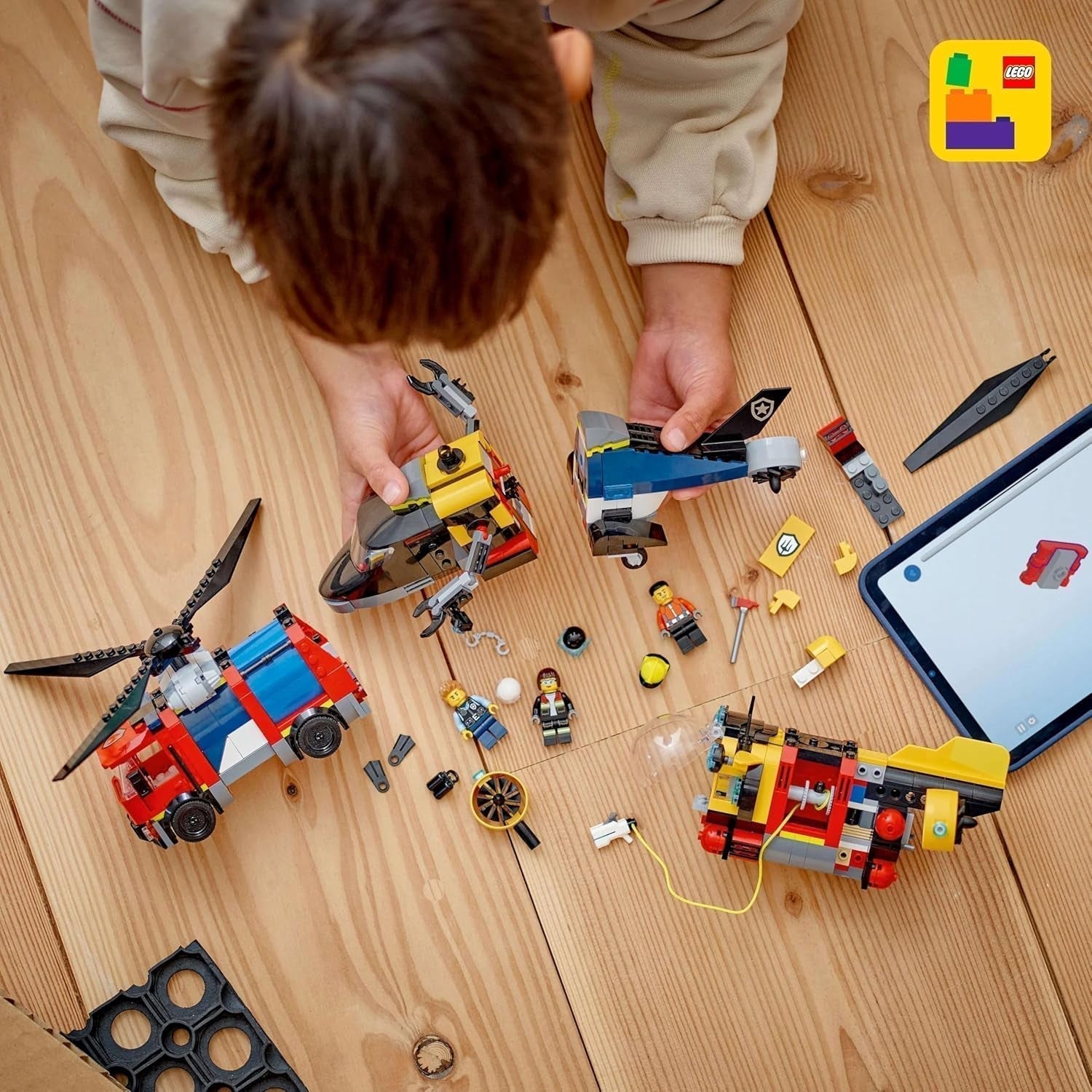 Kombinovaná sada LEGO City s helikoptérou, lvím autem a ponorkou a 3 minifigurkami - sestavitelná autíčka pro chlapce a dívky od 7 let - dárek k narozeninám a svátku 60462 Stavebnice Besuche den LEGO-Store