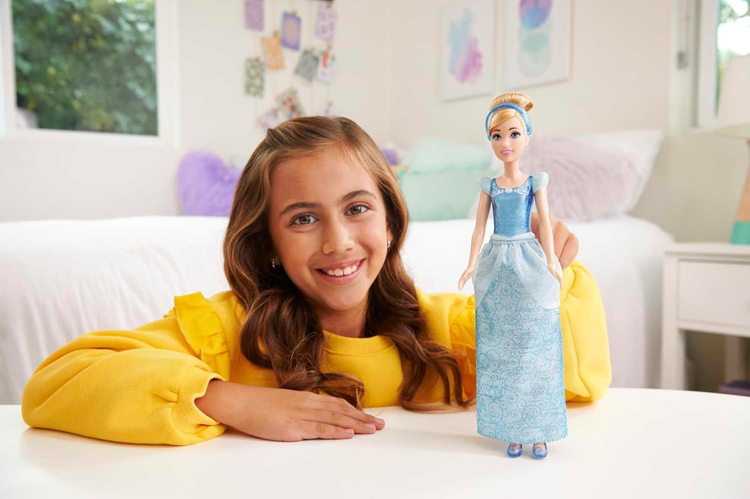 Pohyblivá panenka Mattel DISNEY Princezna Popelka s třpytivými šaty, odepínacími botami a diadémem, česatelné vlasy pro kadeřnickou zábavu, od 3 let, HLW06 Naty Shop Dolls
