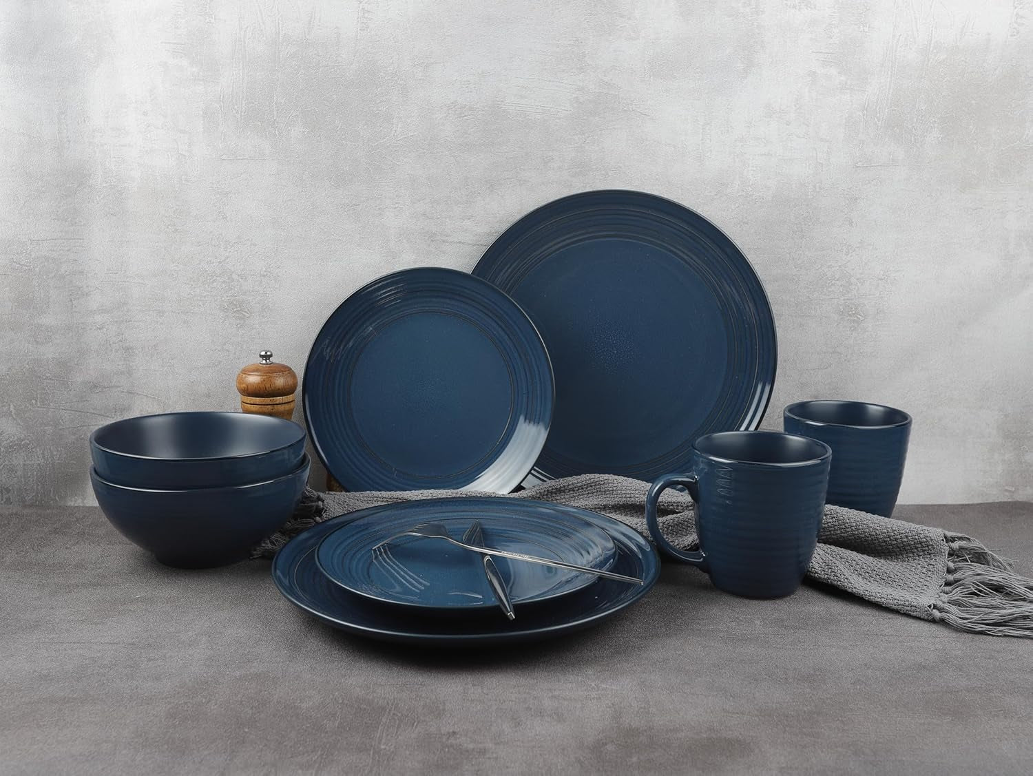 ECHTWERK "Alicia" 16dílná sada vintage kombinovaného nádobí Moderní design pro 4 osoby Elegantní tmavě modrá sada nádobí z kameniny se 4 talíři 4 postranními talíři 4 misky 4 šálky na čaj