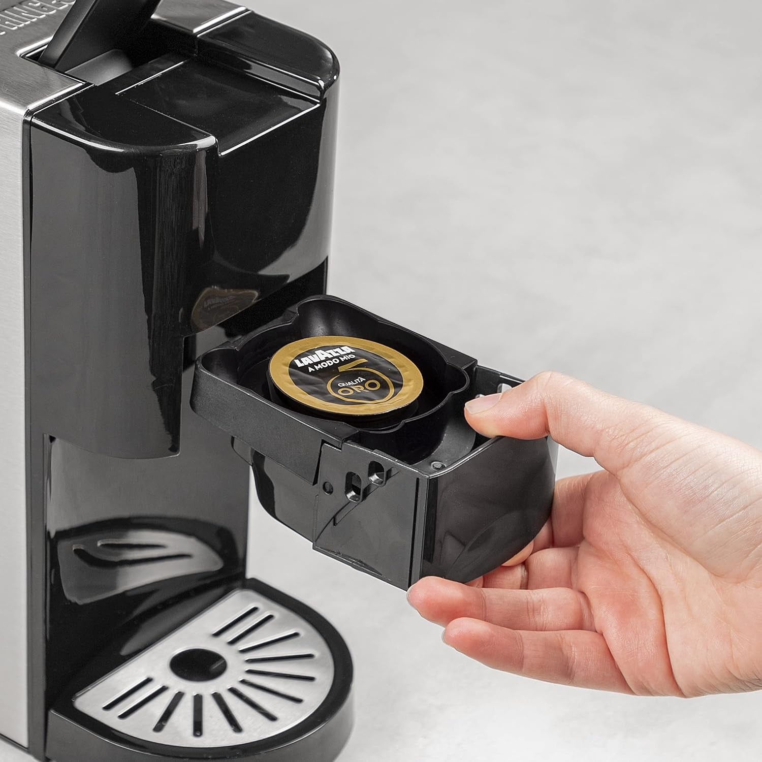 Vícekapslový espresso kávovar Princess 5 v 1 – kompatibilní s podložkami Nespresso, Dolce Gusto, Lavazza a Modo Mio a ESE, kapacita 0,8 l, 1450 W, stříbrná, černá