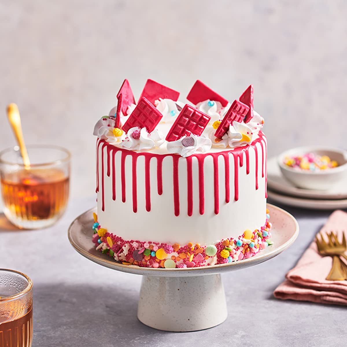 FunCakes Choco Drip Hot Pink (tmavě růžová): Lahodná příchuť, Snadné použití, Perfektní na zakapané dorty, Příchuť Čokoláda. Uzavíratelné balení 180 g. Cukrová pasta Naty Shop