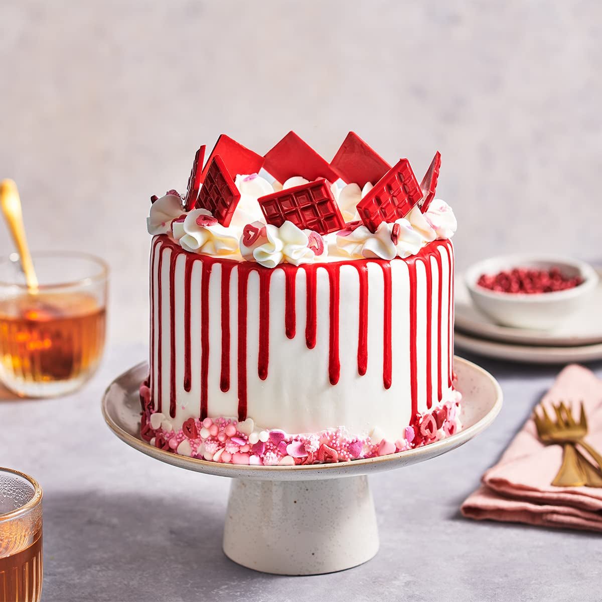 FunCakes Choco Drip Red: Lahodná příchuť, Snadné použití, Perfektní na odkapávané koláče, Příchuť Čokoláda. Uzavíratelné balení 180 g. Cukrová pasta Naty Shop