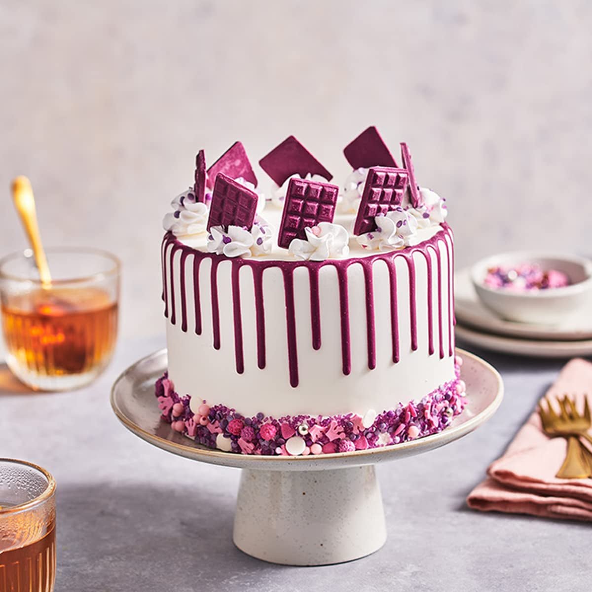 FunCakes Choco Drip Royal Purple: Lahodná příchuť, Snadné použití, Perfektní na odkapávané koláče, Příchuť Čokoládová. Uzavíratelné balení 180 g. Cukrová pasta Naty Shop