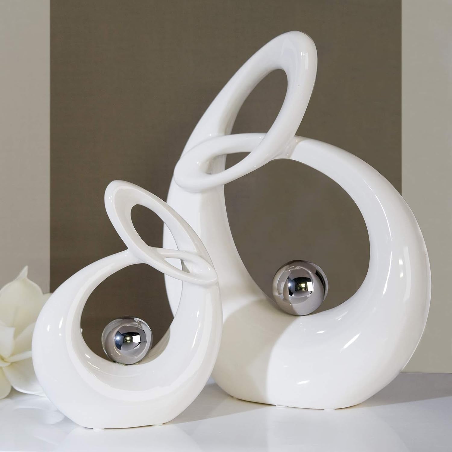 GILDE Dekorativní keramická plastika Život - bíle glazovaná bílo/stříbrná figurka se stříbrnou kuličkou - výška 22 cm Sošky a plastiky Naty Shop