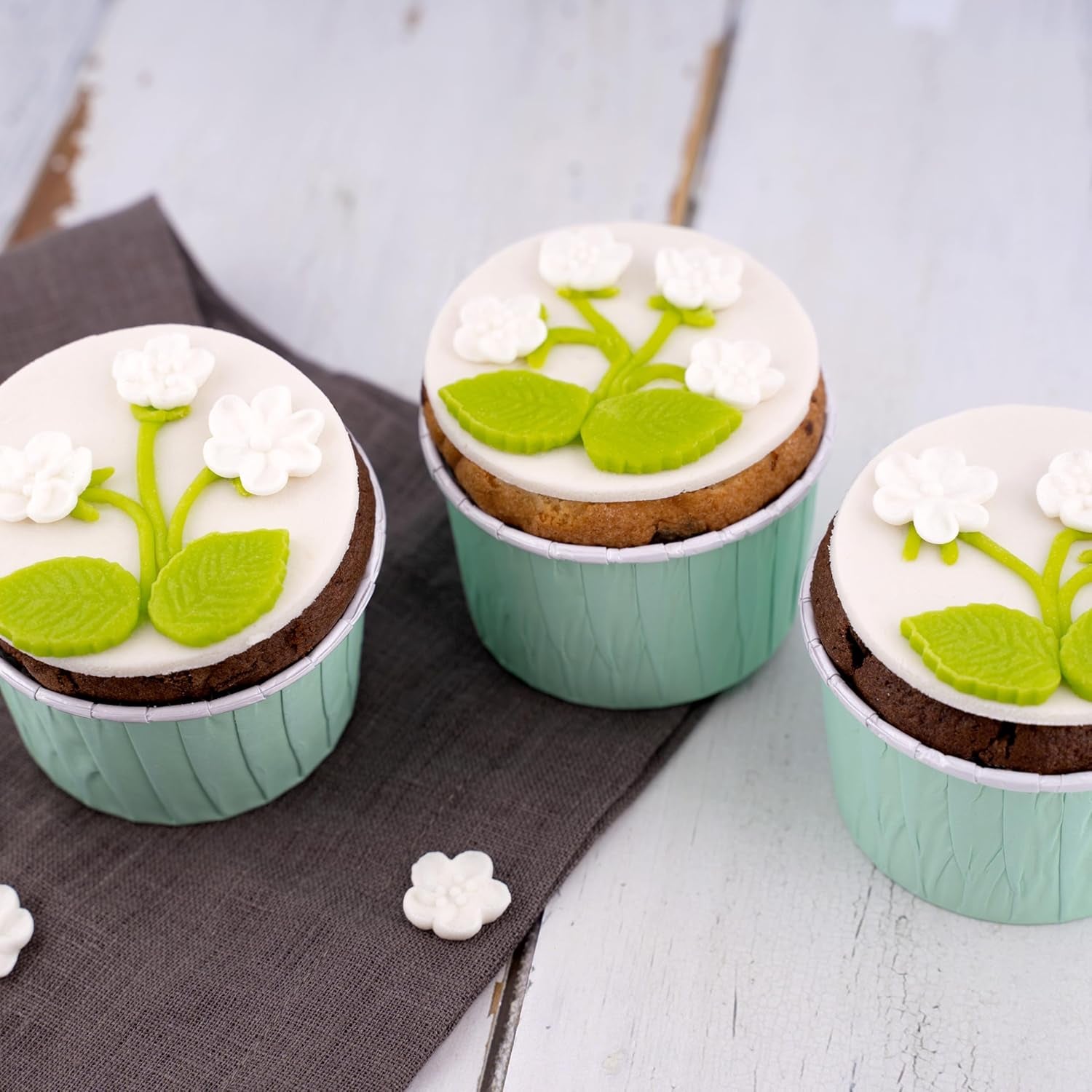 Günthart BackDecor 250g bílý fondant, 100% vegan, bez palmového oleje, odolný proti roztržení pro potahování dortů a pečiva, vhodný na modelování, balení 2 ks (1 x 250 g) Naty Shop cukrová pasta
