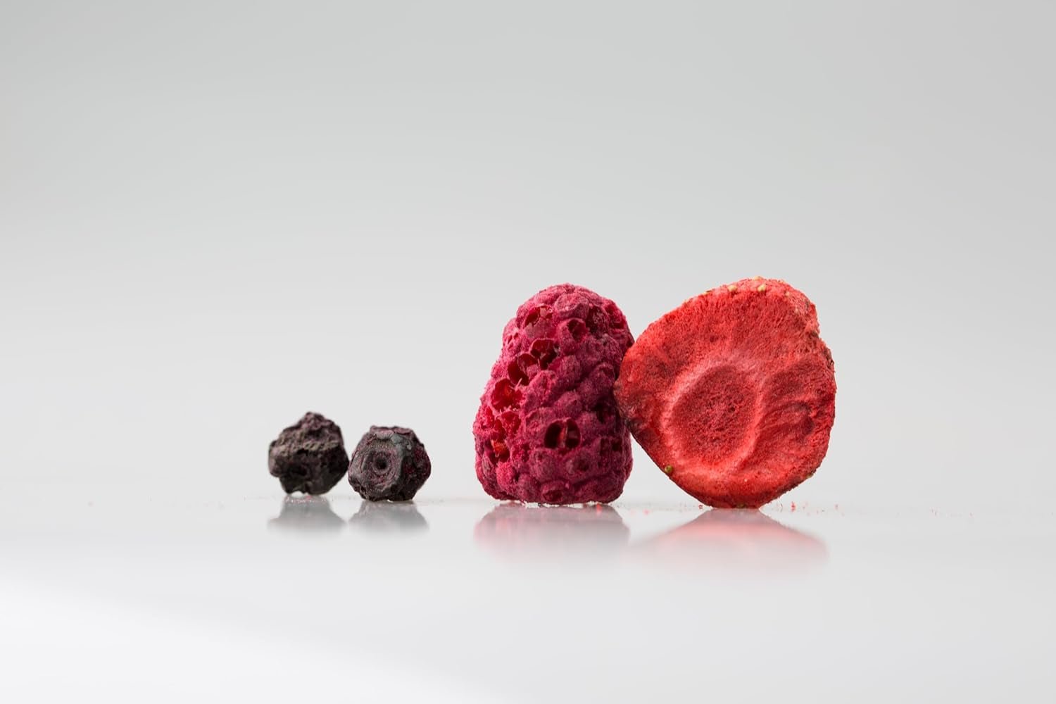 Mynatura Barevná směs mrazem sušených bobulí I Směs ovoce I Maliny I Černý rybíz I Jahody I Ovocné přesnídávky I Veganské I 350g Dehydrované produkty Naty Shop