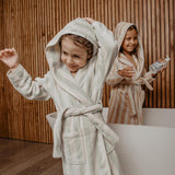 Suavinex, pečující šampon pro děti od 3 do 10 let, bez alergenů, bez parabenů, bez silikonů, vhodný pro citlivou pokožku, netrhá a netahá, 95 % ingrediencí přírodního původu, Dětská koupel a péče o pleť Naty Shop